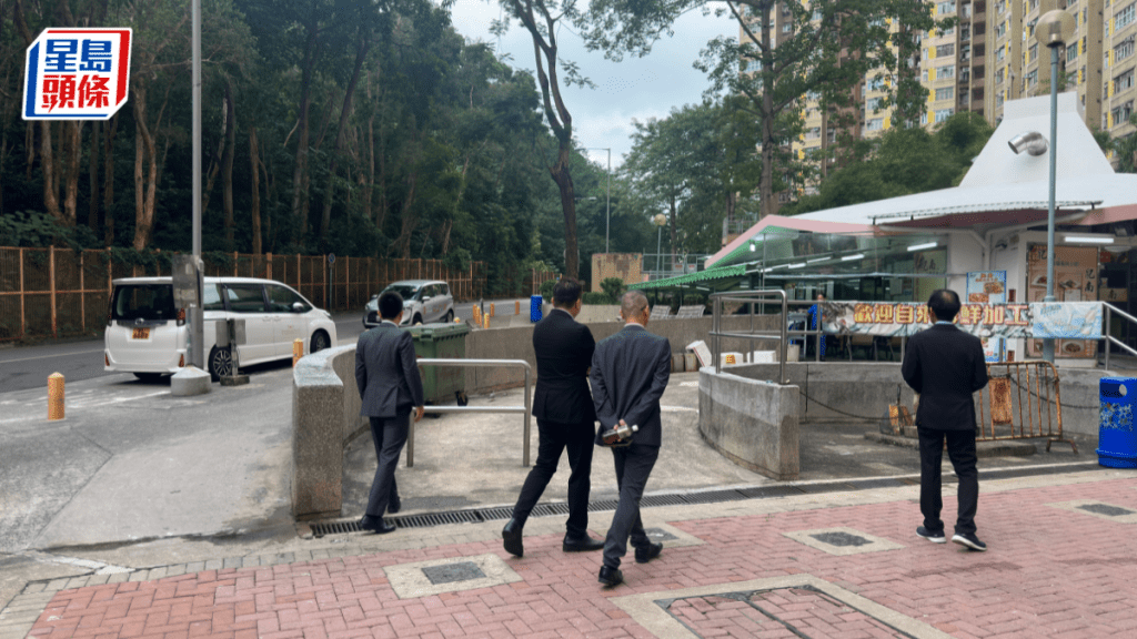 物業管理公司4名高層巡視案發現場了解事件。梁國峰攝