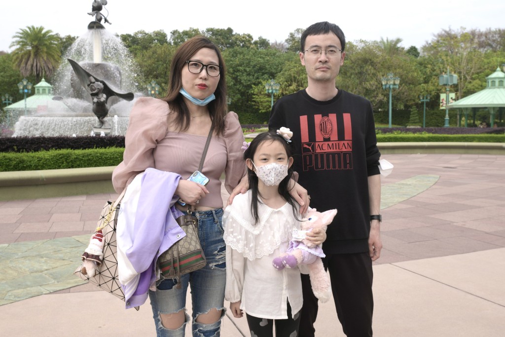 王小姐一家从上海来港，他们打算在香港玩4天，还特意花2天时间在迪士尼游玩。陈浩元摄