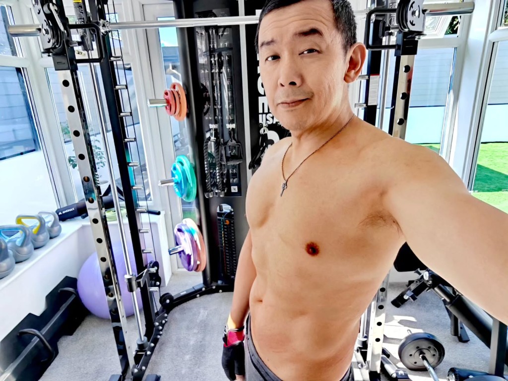 雷頌德近日大晒Fit爆身形,證明冇中年發福。 雷頌德近日大晒Fit爆身形,證明冇中年發福。