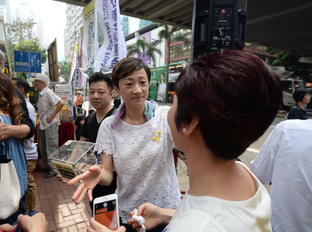 朱耀明、李永達、張秀賢及陳淑莊在街站與市民揮手。