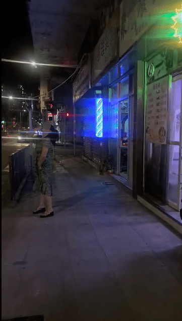 涉事大媽由半年前開始由早到晚無間斷播放Hi-Fi音樂,並在店外吹哨子,聲浪響遍數條街道。 涉事大媽由半年前開始由早到晚無間斷播放Hi-Fi音樂,並在店外吹哨子,聲浪響遍數條街道。