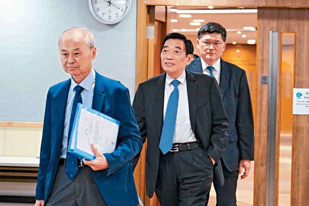(左起)公立醫院系統管理檢討委員會主席霍泰輝、醫管局主席范鴻齡和行政總裁高拔陞出席記者會,公布檢討報告內容並提出31項改善建議。