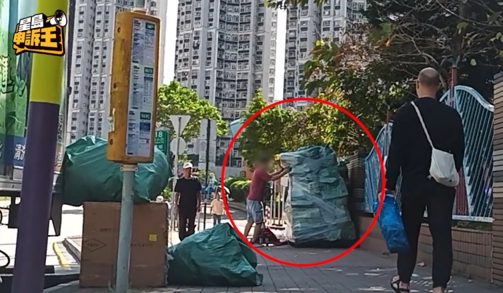 記者在天晴邨發現集運公司貨車抵達現場,司機將貨件拉到行人路。 記者在天晴邨發現集運公司貨車抵達現場,司機將貨件拉到行人路。