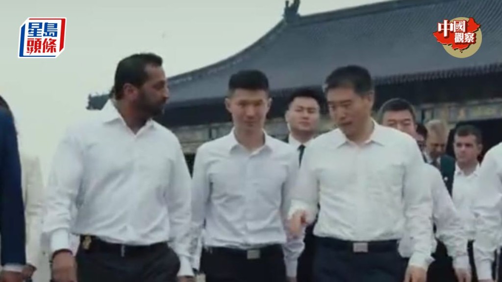帕特爾（左）和徐大彤（右）同遊天壇。
