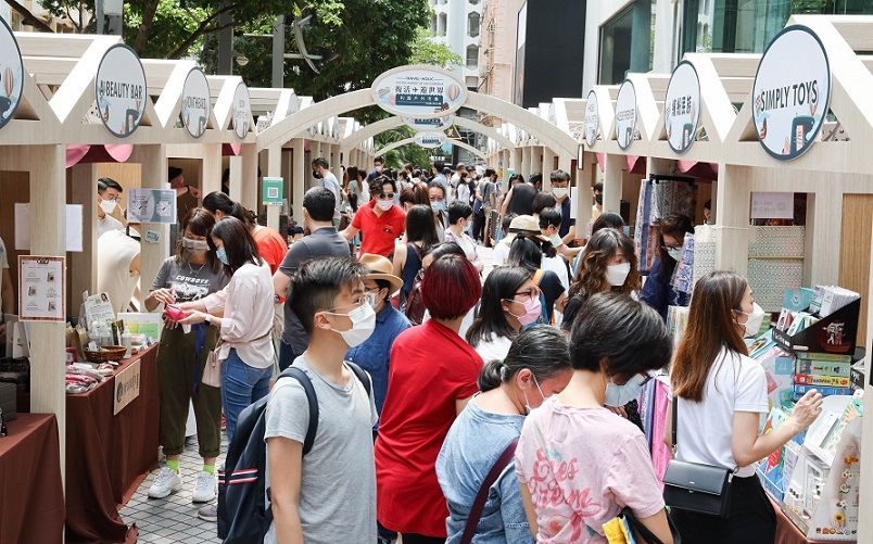 市集在铜锣湾利园一期地面私家路举行。