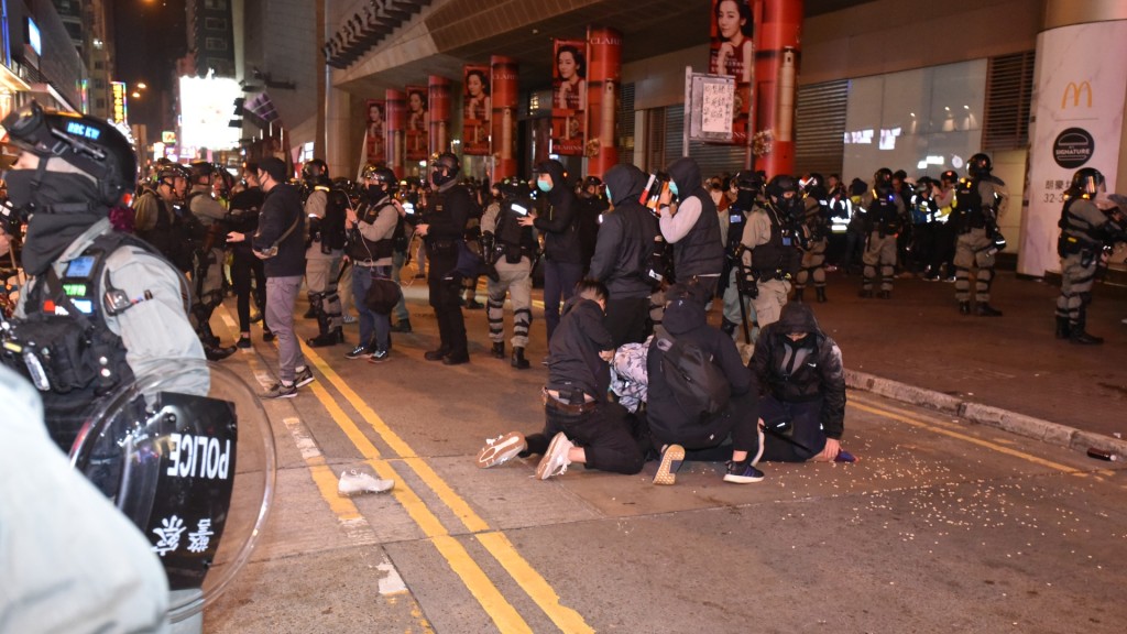 當日大批人士聚集防暴警到場戒備。資料圖片