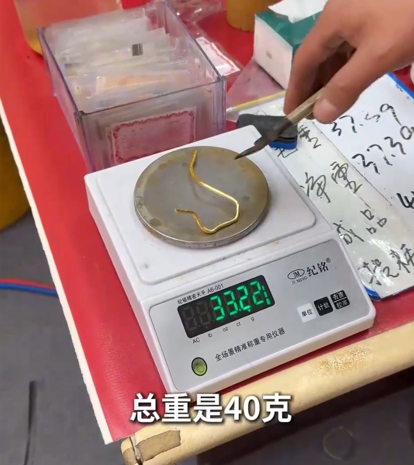 鄭州有失戀青年變賣前度信物，才發現銀鐲子藏有的黃金，較表面的純銀更多。大象新聞