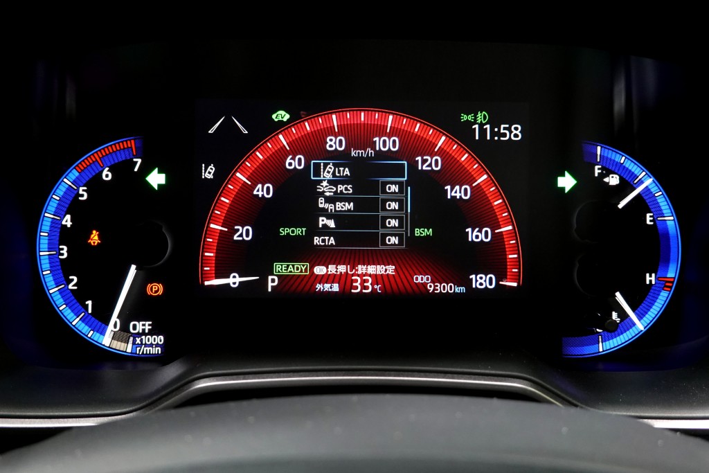 ●儀表板內置7吋TFT顯示器，顯示不同行車資訊。