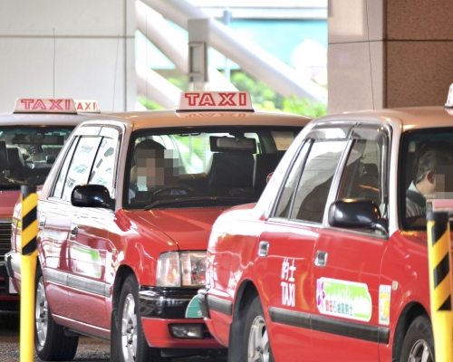 的士業界推「抗疫檢測名牌」於車廂展示。 資料圖片