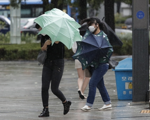 強颱風美莎克凌晨在南韓慶尚南道沿海登陸。 AP圖