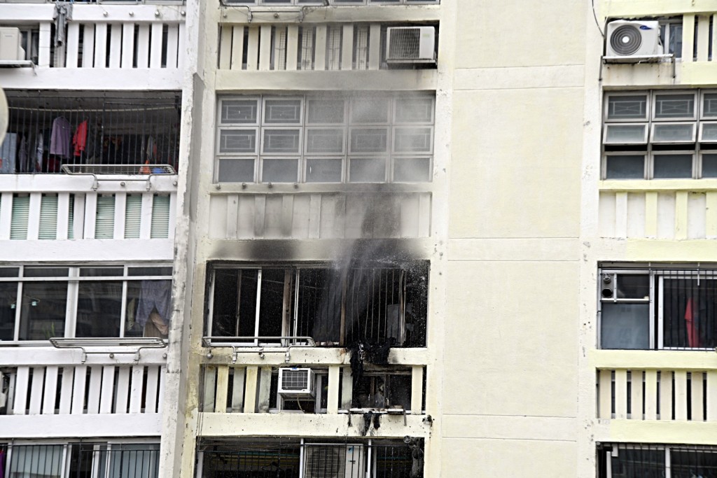 單位外牆熏黑。楊偉亨攝 單位外牆熏黑。楊偉亨攝