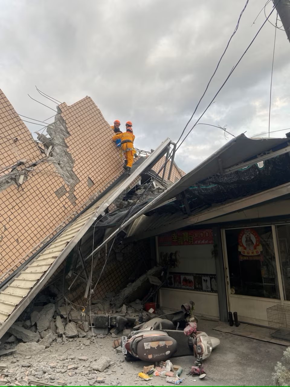 台湾消防部门消息，指地震已造成最少1死逾50伤。路透社
