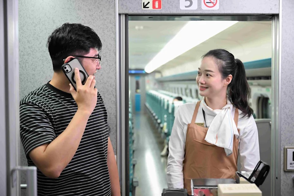 台灣高鐵推動寧靜車廂政策,講電話要到車廂玄關。台灣高鐵 台灣高鐵推動寧靜車廂政策,講電話要到車廂玄關。台灣高鐵