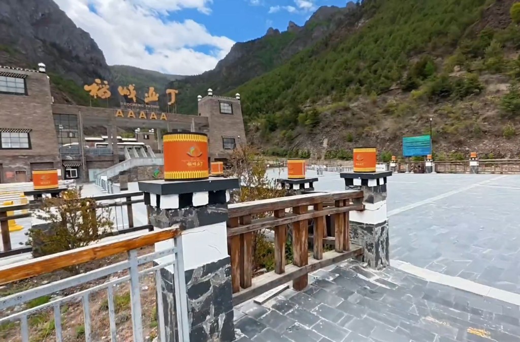 自駕博主質疑稻城亞丁截斷省道向旅客收費。
