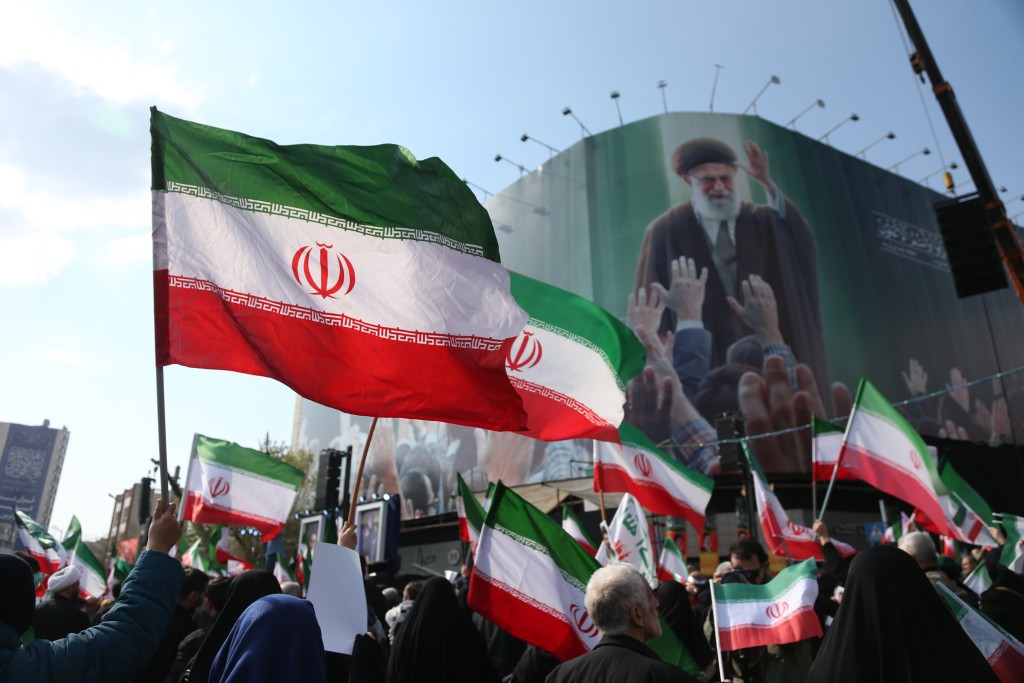 伊朗民眾參加集會，矢言效忠新最高領袖穆傑塔巴。新華社