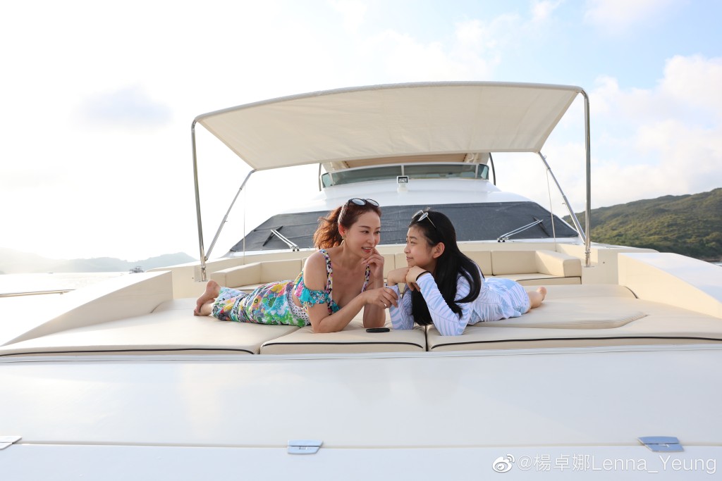 楊卓娜早前與女兒一齊出海玩。