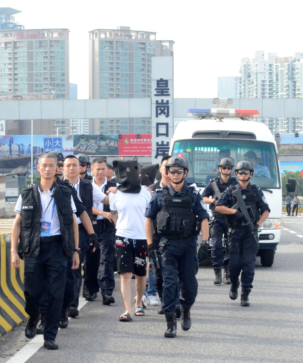 2018年尖沙咀海防道2300萬元名人鐘錶珠寶行劫案的3名港籍疑犯在內地落網,公安將他們押往皇崗口岸移交予香港警方。 資料圖片 2018年尖沙咀海防道2300萬元名人鐘錶珠寶行劫案的3名港籍疑犯在內地落網,公安將他們押往皇崗口岸移交予香港警方。 資料圖片