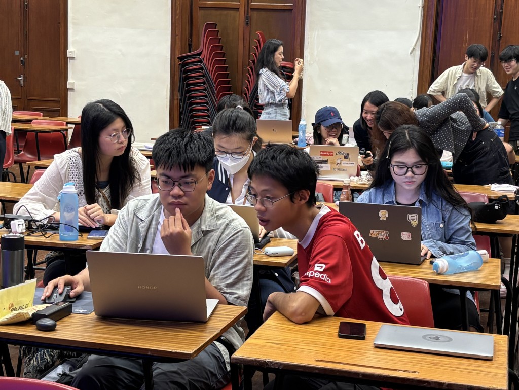學生透過理論與實踐,理解大模型技術的應用場景,並掌握實用的提示詞工程和零代碼技術,以提升他們的技能。 學生透過理論與實踐,理解大模型技術的應用場景,並掌握實用的提示詞工程和零代碼技術,以提升他們的技能。
