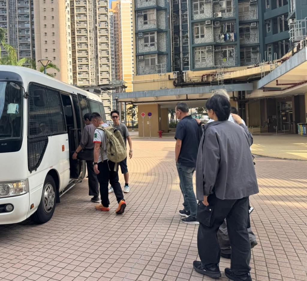 警方在葵涌邨一帶展開打擊非法街頭賭博行動，拘捕4名男子。警方提供