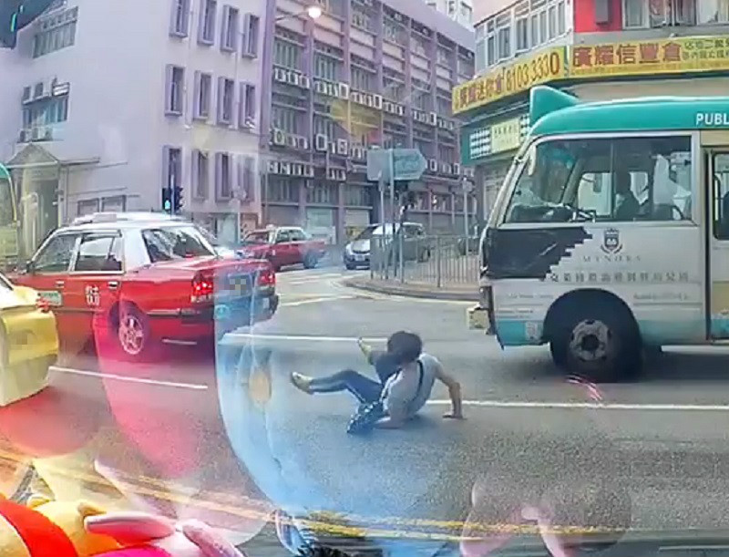 大媽被私家車嚇倒失去平衡。影片截圖