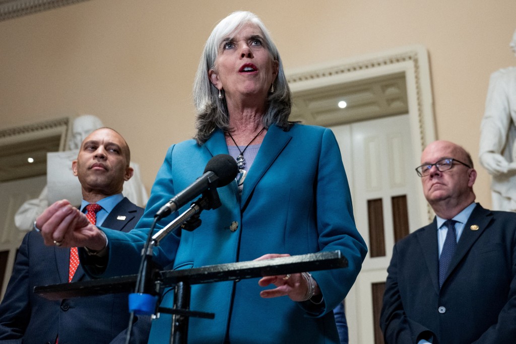 議員回應媒體提問。路透社