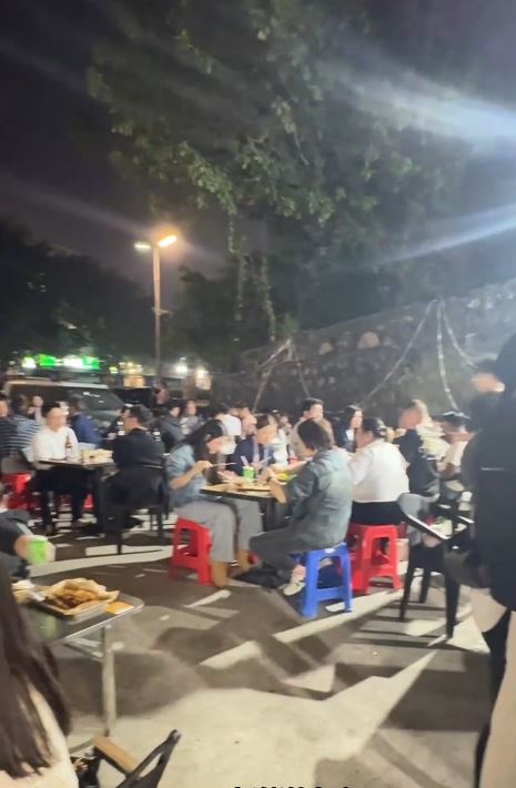 小陳年僅16歲已創業開烤雞檔，日賣百雞營收約萬元人民幣。抖音