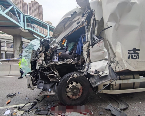 貨車車頭全毀，擋風玻璃爆裂，地上滿布血跡。