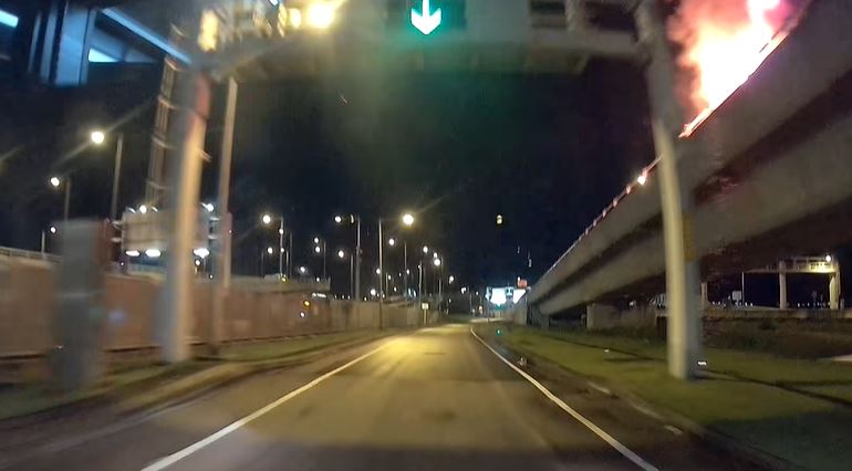 的士火勢猛烈。fb車cam L（香港群組）影片截圖
