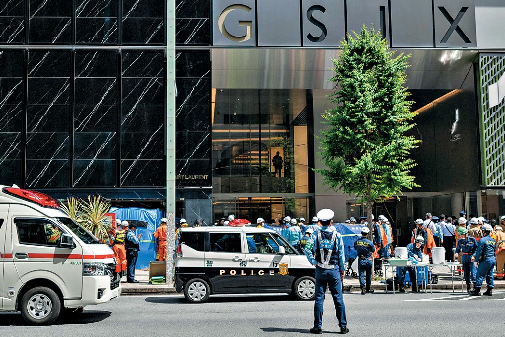 東京銀座商場傳出有刺鼻氣體，警員接報到場調查。