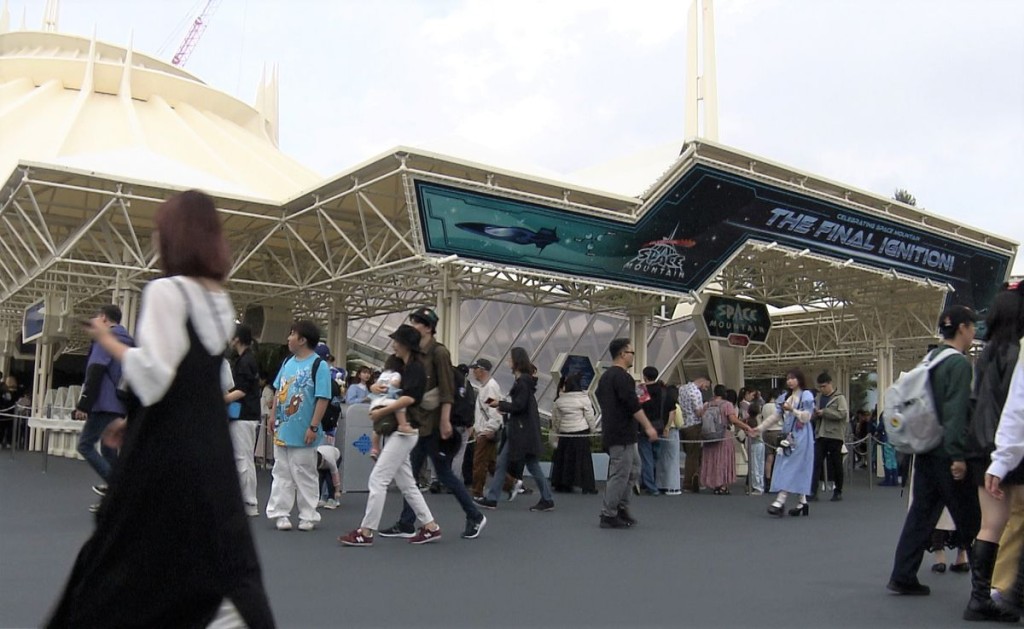 東京迪士尼樂園的人氣機動設施「太空山」關閉整修前，吸引大批遊客到訪。網上圖片