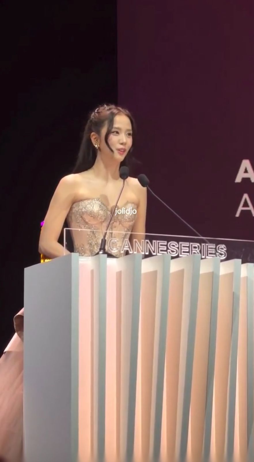 Jisoo在台上特別感謝BLACKPINK隊友的支持。