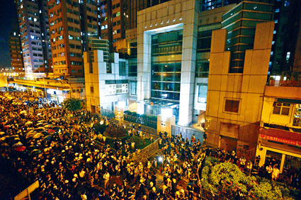 ■示威者圍包圍中聯辦前後門。