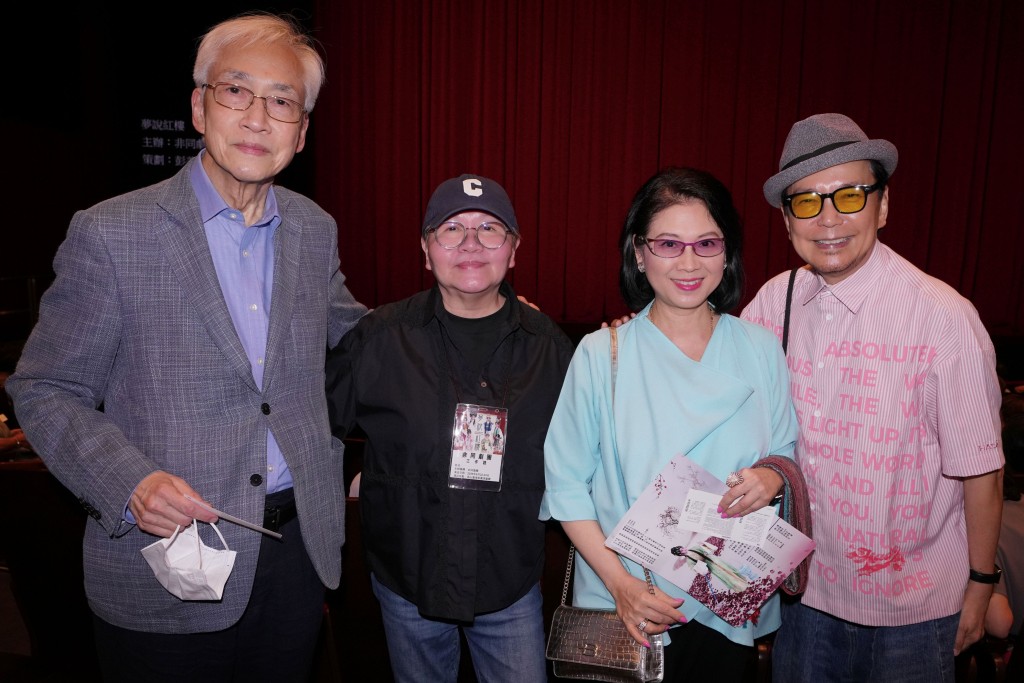 何文匯教授（左一）與賈思樂（右一）及陳復生（右二）一齊嚟捧施姐場。