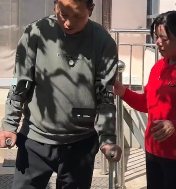 程女士陪伴丈夫练习走路。小莉帮忙