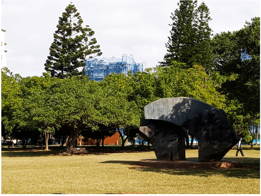 《太極系列——太極銅雕》位於中央大學文學院草坪內。（圖片來源：國立中央大學網站）