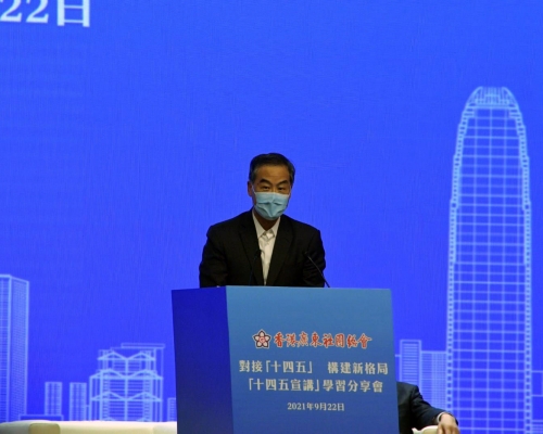 梁振英指以往本港產業單一化、年輕人學有所成,但做不到學以致用。