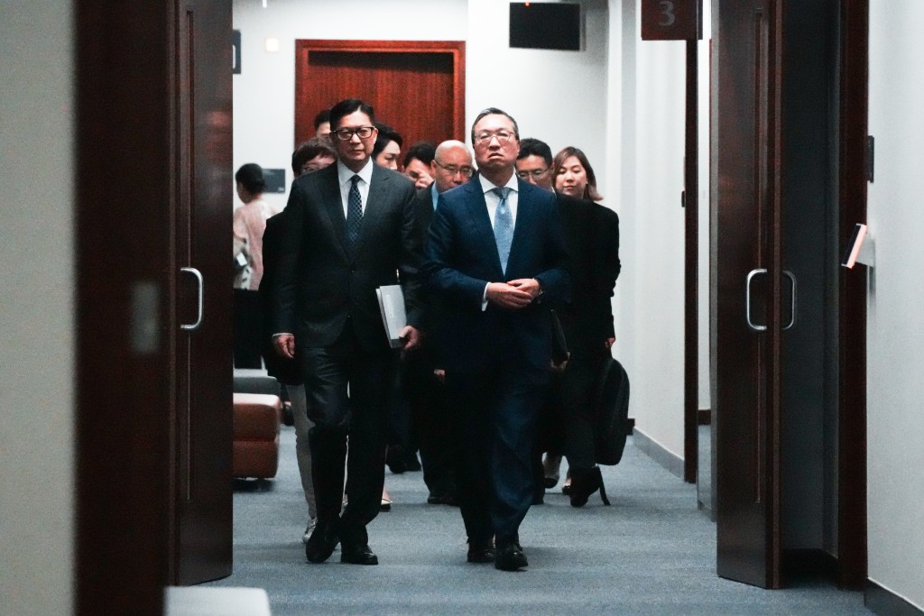 立法會保安事務委員會、司法及法律事務委員會今日(8日)就維護國家安全的工作舉行緊急聯席會議。 立法會保安事務委員會、司法及法律事務委員會今日(8日)就維護國家安全的工作舉行緊急聯席會議。