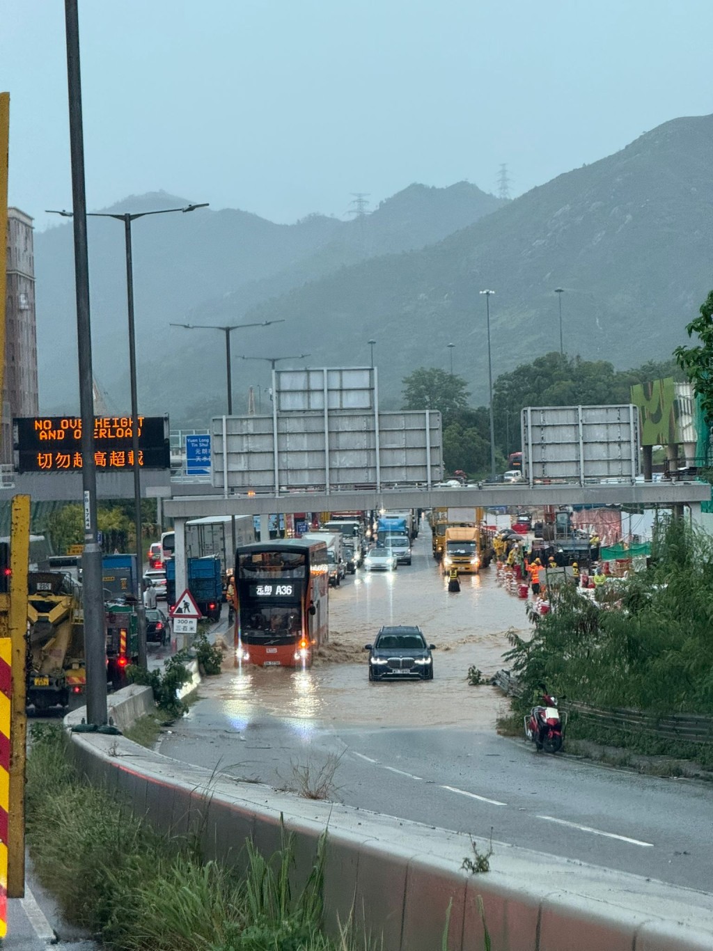元朗御景園對開路段出現嚴重水浸,水深至大腿。網上圖片 元朗御景園對開路段出現嚴重水浸,水深至大腿。網上圖片