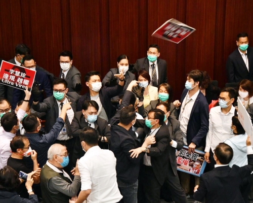 立法會內會會議期間,情況一度混亂。