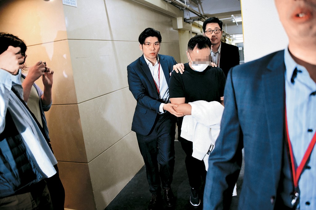 廉署人員昨日將一名被捕董事押到「鴻毅建築師」九龍灣辦事處調查。