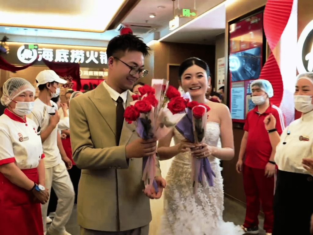 陝西新人花2.4萬宴請300人吃海底撈。 陝西新人花2.4萬宴請300人吃海底撈。