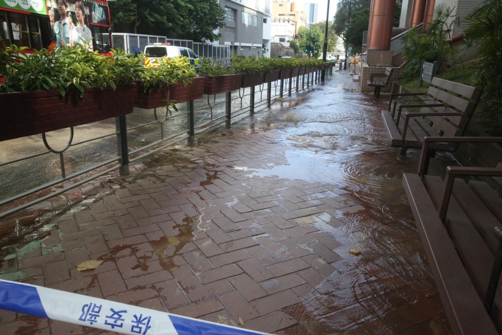 積水持續湧出，遍佈行人路和馬路。