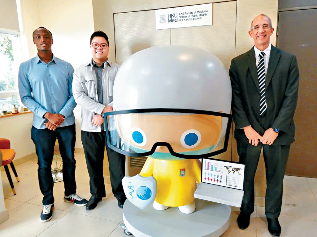 貝大為（右）認為，公共衞生與本港的經濟發展相輔相成。旁為Marafa Labib Mohammed（左）及張家槄（中）。