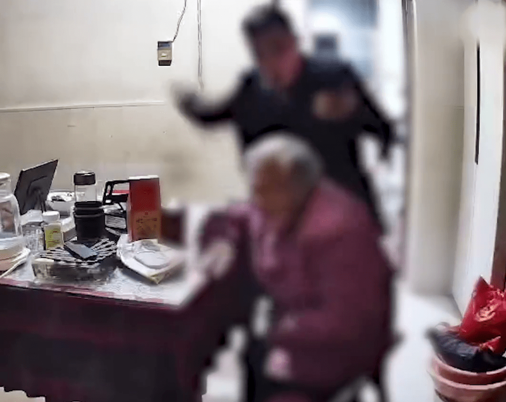 江蘇男因瑣事起爭執，動手打母親。