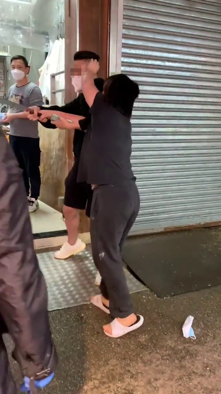 女菜販向黑衫男打臉扭耳咬手試圖掙脫。「香港江湖日報」FB網片