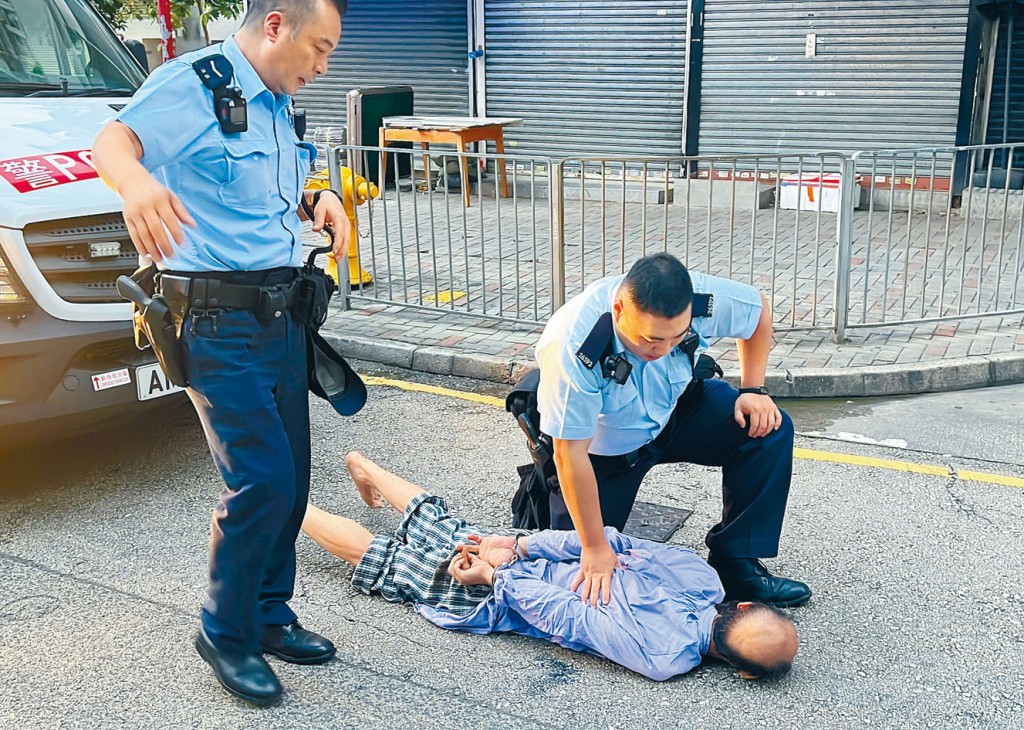 涉嫌從醫院逃走的還柙疑犯，被警員制服拘捕。