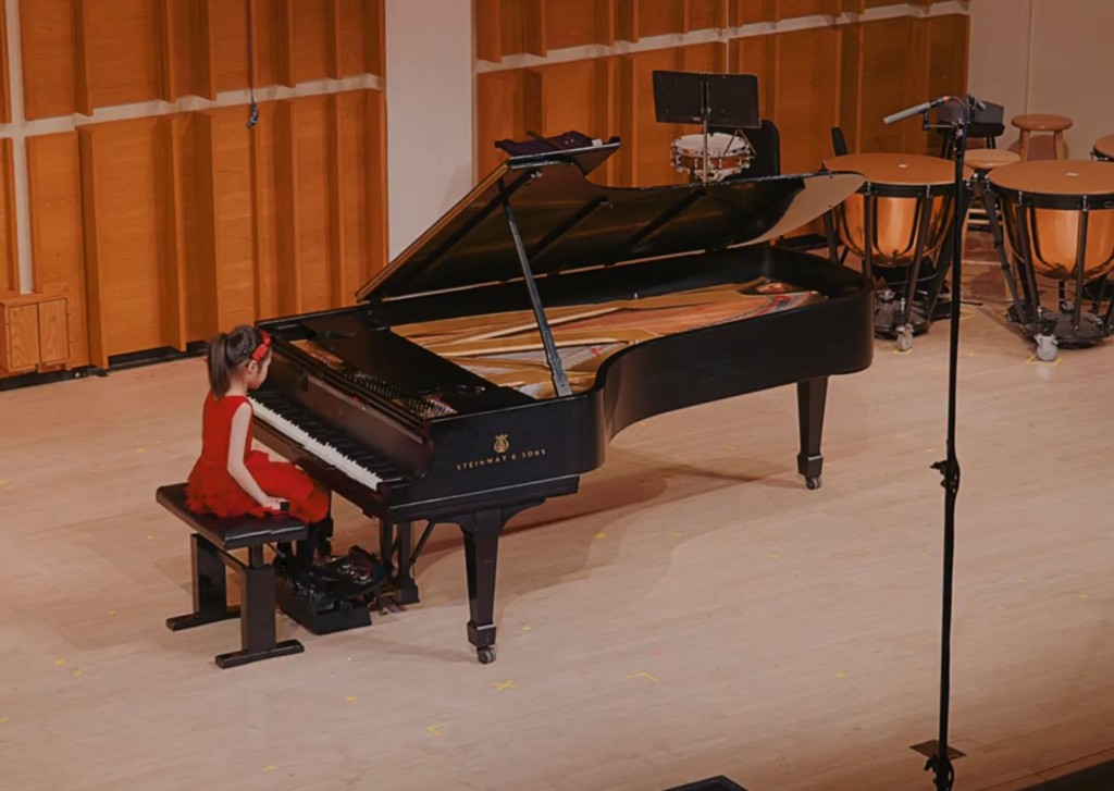 7歲的李若儀成為費城柯蒂斯音樂學院102年來最年紀學生。Youtube@Camerata New Jersey