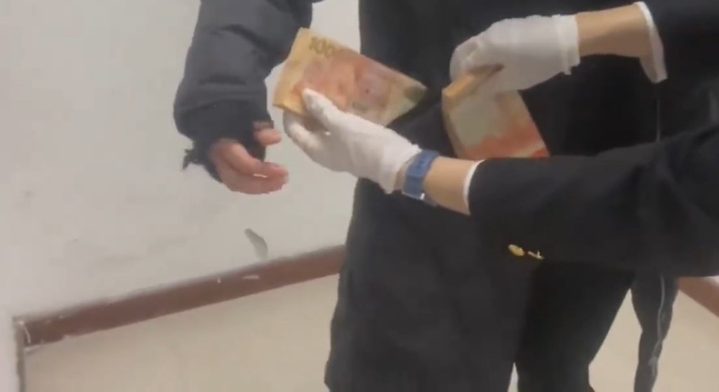 女子著大褛南下违规携70万港币,罗湖口岸急脚过关被截。海关发布 女子著大褛南下违规携70万港币,罗湖口岸急脚过关被截。海关发布