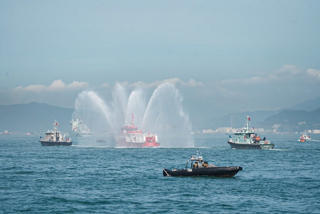  消防船射水向兩艘軍艦致敬。香港警方FB圖片