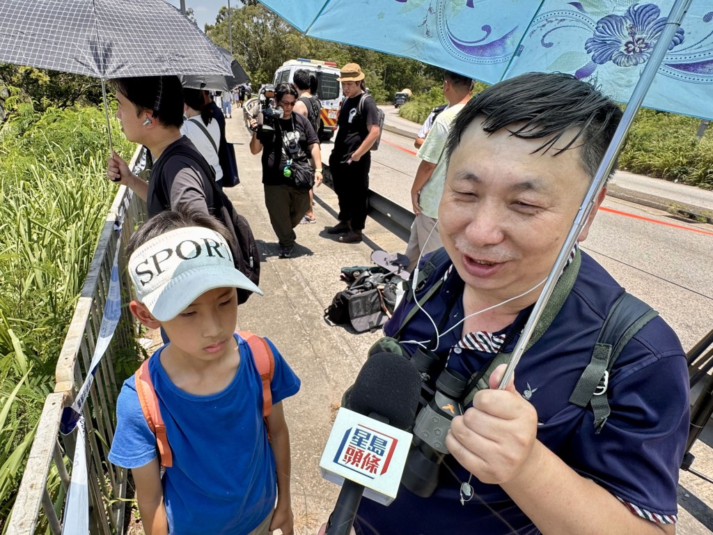 深圳居民宮先生亦專程帶同兒子來港觀艦。盧江球攝 深圳居民宮先生亦專程帶同兒子來港觀艦。盧江球攝